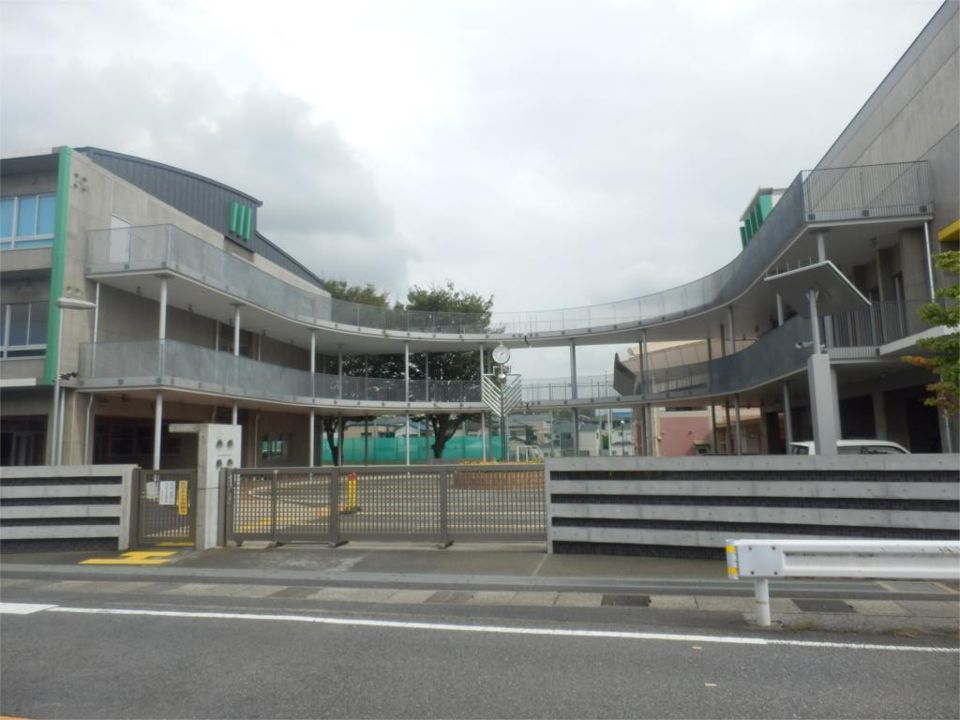 近くの千葉市立松ケ丘中学校まで554m（徒歩7分）