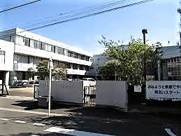 近くのさいたま市立大宮八幡中学校まで111m（徒歩2分）