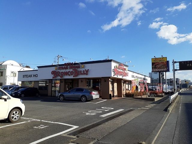 近くのブロンコビリー　上尾店まで500m（徒歩7分）
