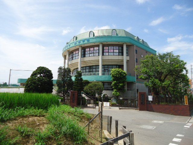 近くの私立埼玉栄中学校まで667m（徒歩9分）