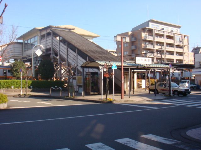 近くの牛浜駅（JR　青梅線）まで865m（徒歩11分）