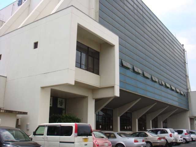 近くの福生市中央体育館まで588m（徒歩8分）