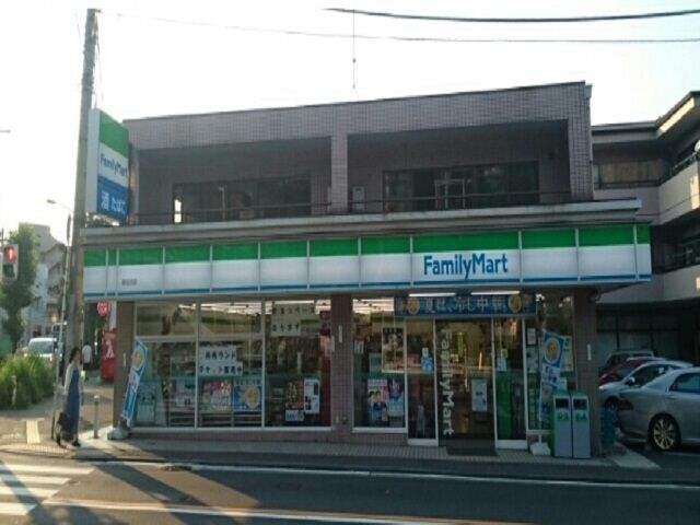 近くのファミリーマート西生田店まで650m（徒歩9分）