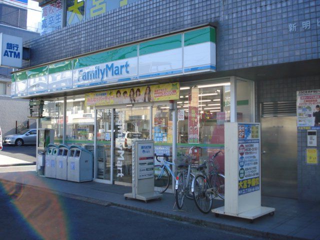 近くのファミリーマート所沢駅前店まで136m（徒歩2分）