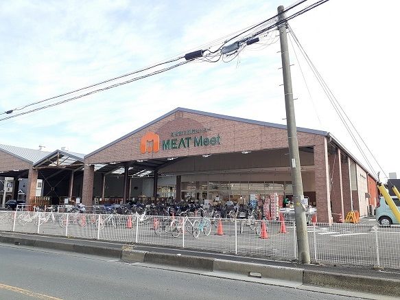 近くのジャパンミート　白幡店まで350m（徒歩5分）