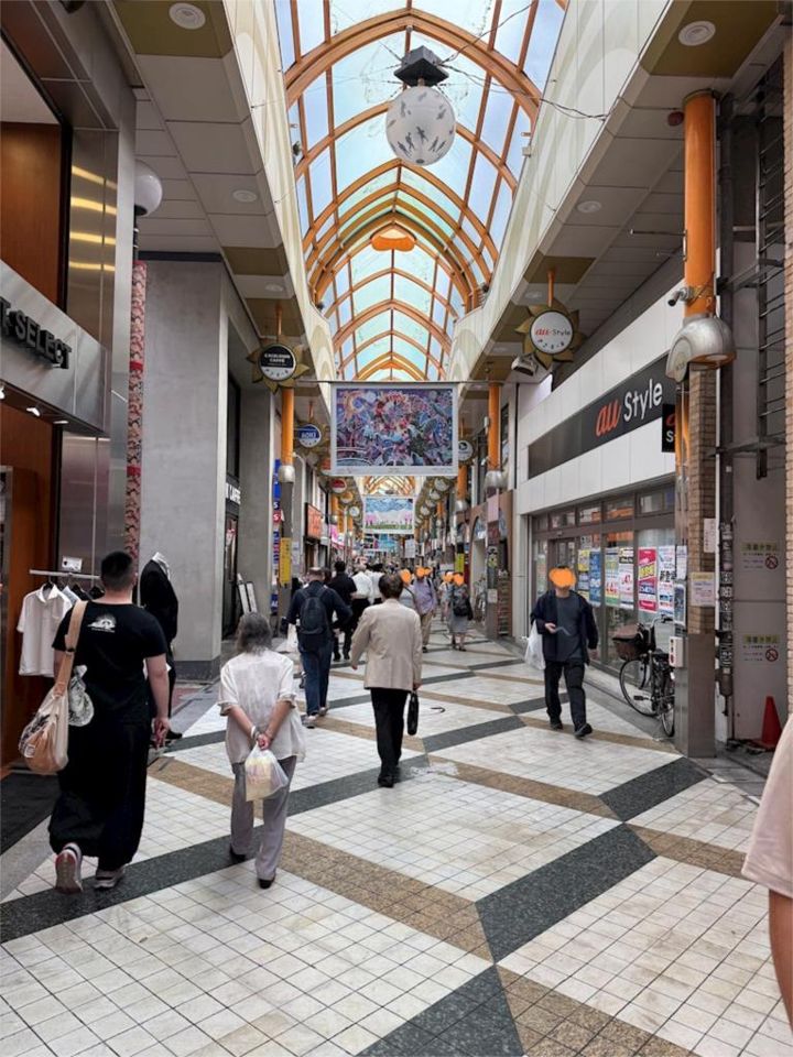 近くの中野サンモール商店街まで618m（徒歩8分）