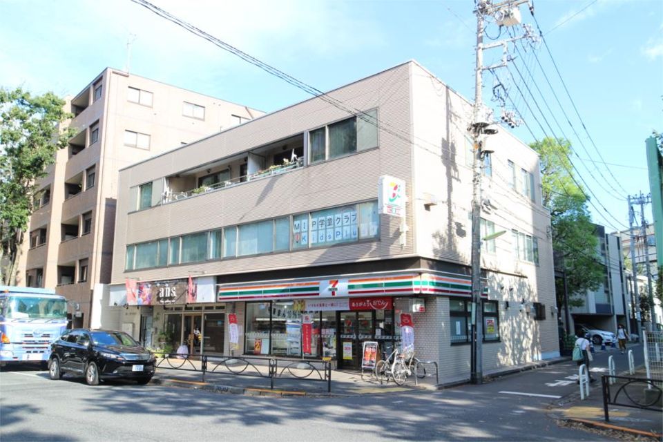 近くのセブンイレブン 上北沢5丁目店まで493m（徒歩7分）