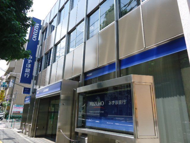 近くのみずほ銀行高井戸特別出張所まで592m（徒歩8分）