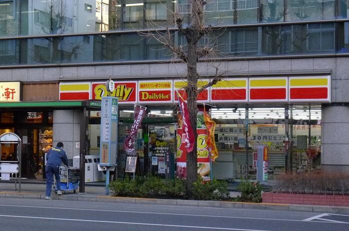 近くのデイリーヤマザキ台東蔵前駅前店まで181m（徒歩3分）