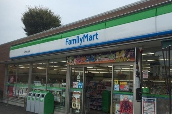近くのファミリーマートまで550m（徒歩7分）