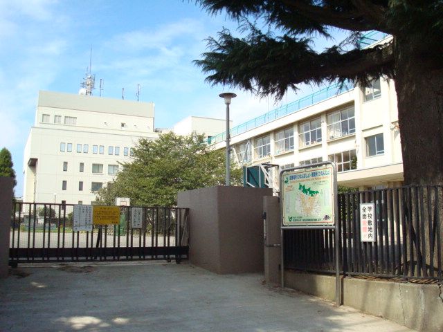 近くの第一小学校まで370m（徒歩5分）