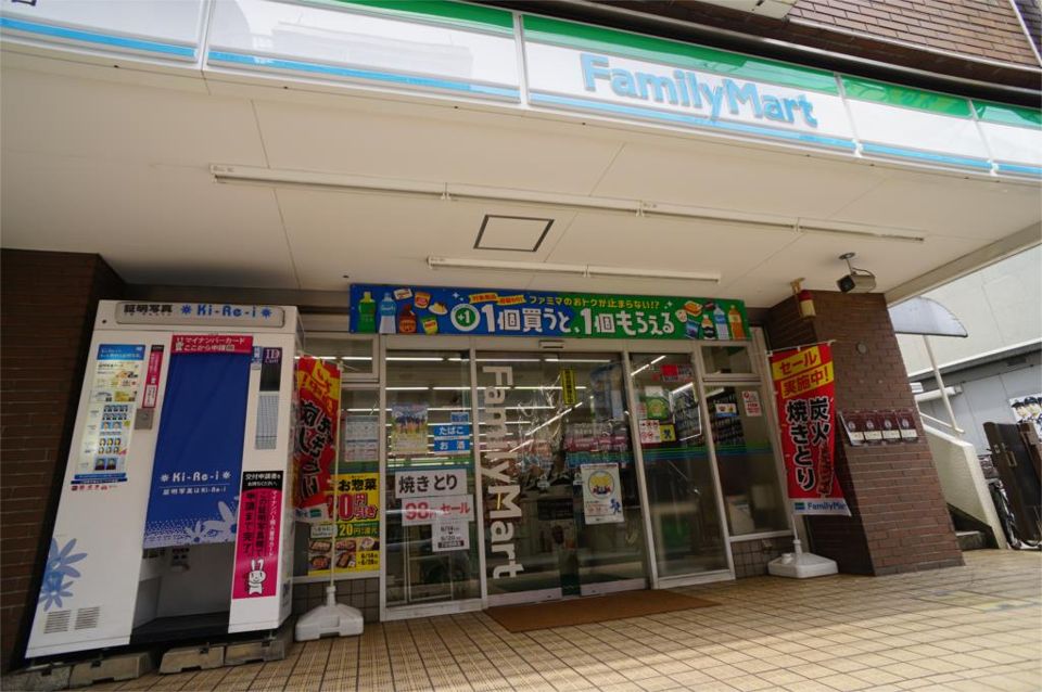 近くのファミリーマート 菊名駅東口店まで666m（徒歩9分）