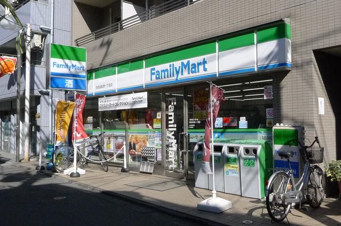 近くのファミリーマート世田谷松原一丁目店まで240m（徒歩3分）