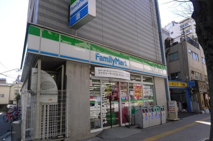 近くのファミリーマート明大前店まで261m（徒歩4分）