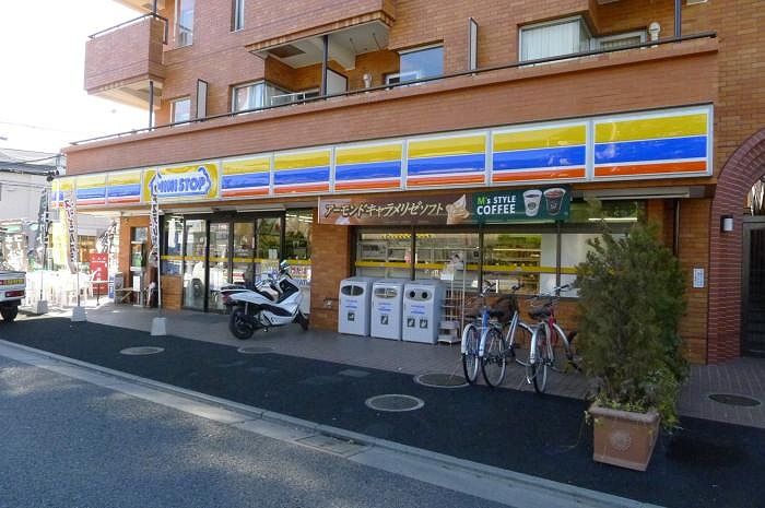 近くのミニストップ杉並和泉町店まで311m（徒歩4分）