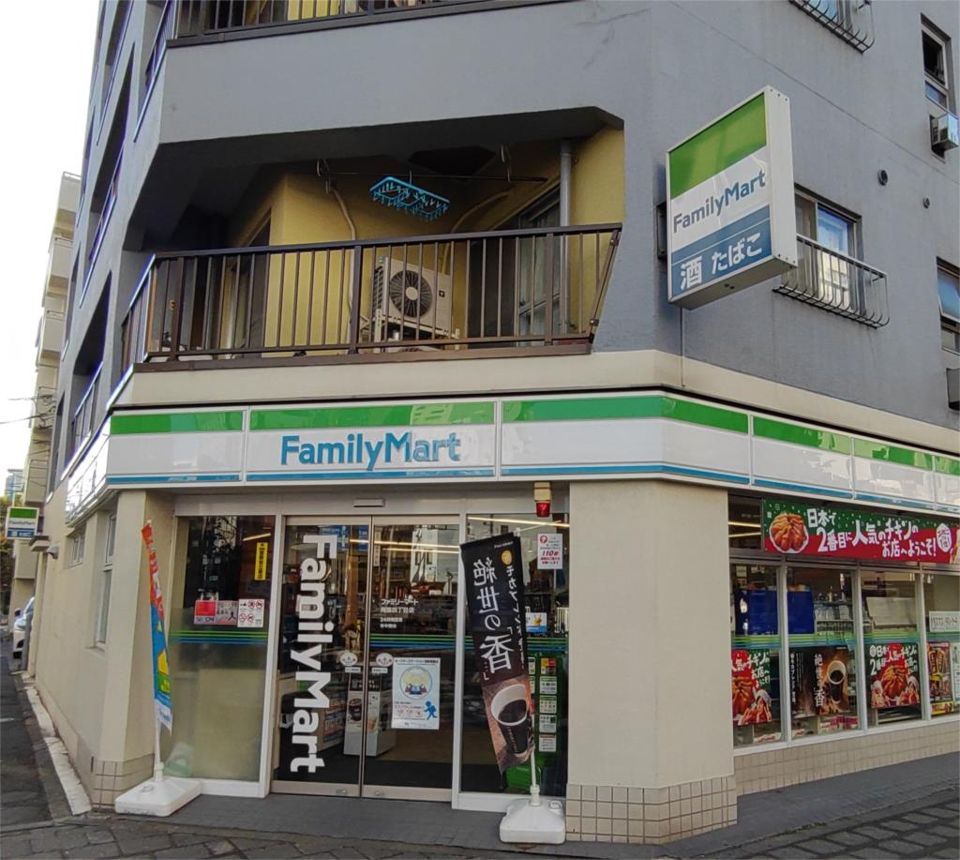 近くのファミリーマート 両国四丁目店まで210m（徒歩3分）