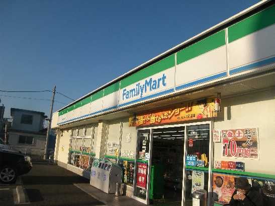 近くのファミリーマートまで240m（徒歩3分）