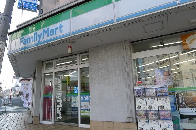 近くのファミリーマート新宿弁天町店まで134m（徒歩2分）