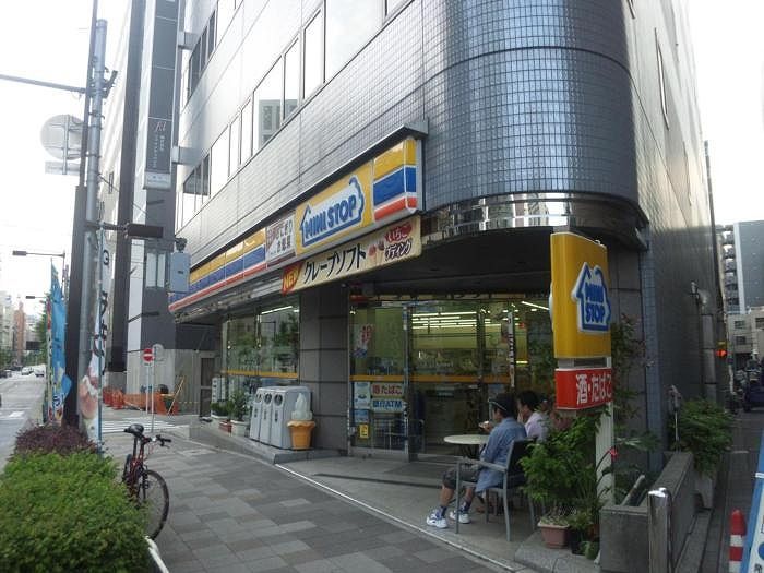 近くのミニストップ新川1丁目店まで63m（徒歩1分）