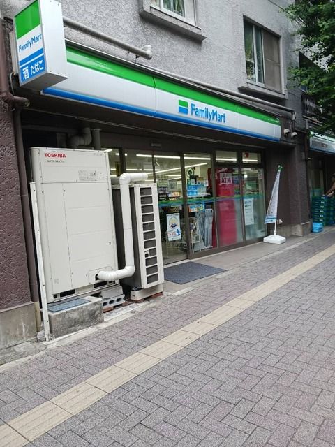 近くのファミリーマート笹塚二丁目店まで60m（徒歩1分）