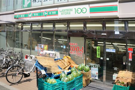 近くのローソンストア100 千駄木店まで240m（徒歩3分）