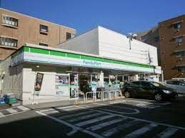 近くのファミリーマート 世田谷二丁目店まで576m（徒歩8分）