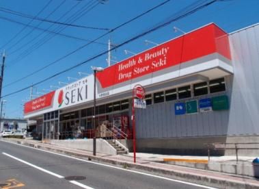 近くのドラッグストア セキ 与野鈴谷店まで367m（徒歩5分）