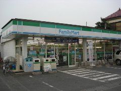 近くのファミリーマートまで230m（徒歩3分）