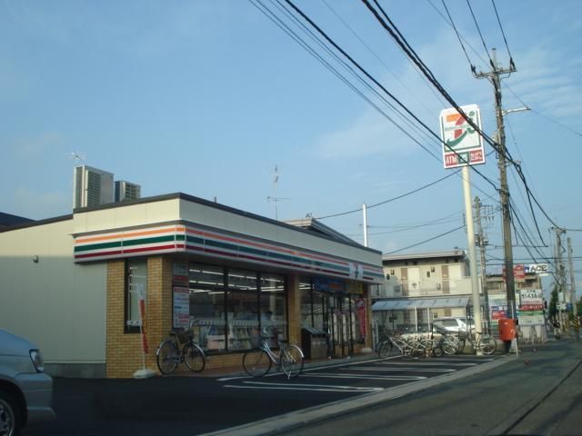 近くのセブンイレブン向ヶ丘遊園店まで727m（徒歩10分）