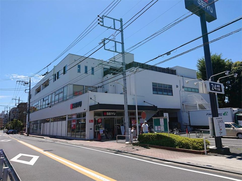 近くの西友 調布入間町店まで449m（徒歩6分）