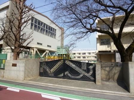 近くの世田谷区立中丸小学校まで372m（徒歩5分）