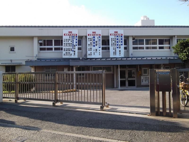近くの横浜市立港南中学校まで600m（徒歩8分）