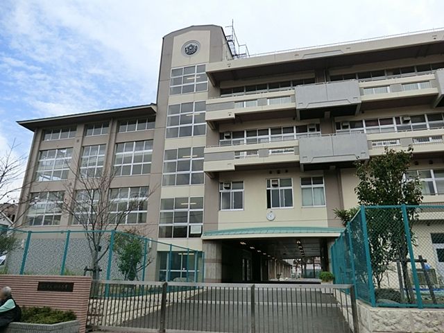 近くの横浜市立杉田小学校まで550m（徒歩7分）