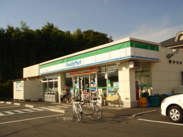 近くのファミリーマート純心学園前店まで922m（徒歩12分）