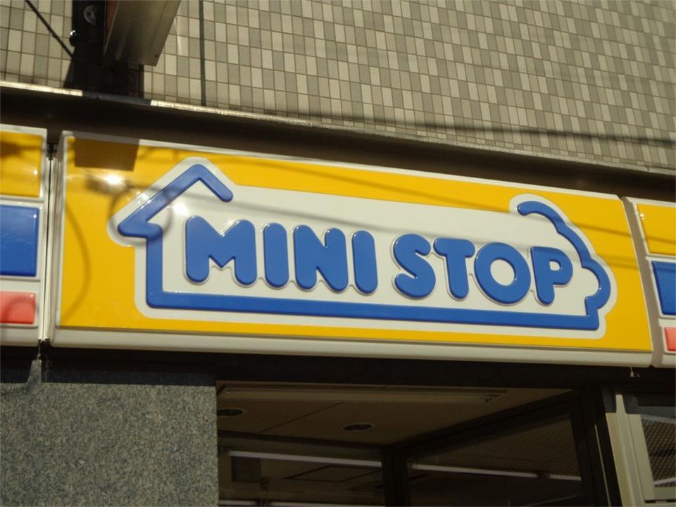 近くのミニストップ 新宿左門町店まで354m（徒歩5分）