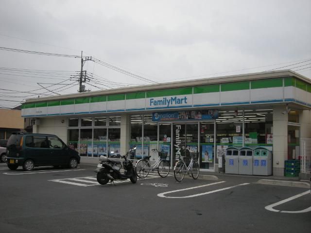 近くのファミリーマート川口花山下店まで400m（徒歩5分）