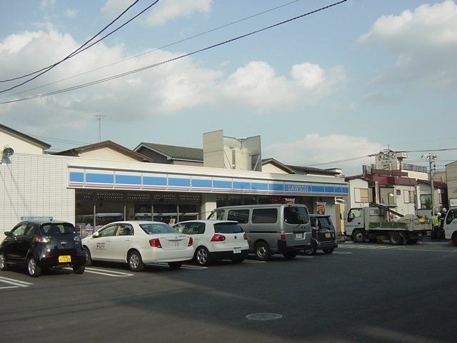 近くのローソン川口伊刈店まで109m（徒歩2分）