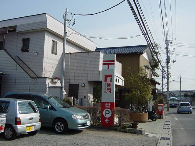 近くの安行郵便局まで800m（徒歩10分）