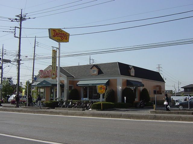 近くのデニーズ東川口店まで600m（徒歩8分）