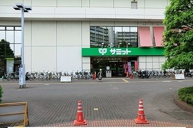 近くのサミットストア柳瀬川駅前店まで1,200m（徒歩15分）