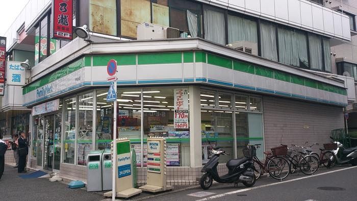近くのファミリーマート平和台店まで344m（徒歩5分）