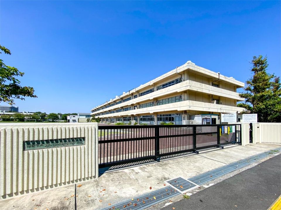 近くの浦安市立美浜南小学校まで416m（徒歩6分）