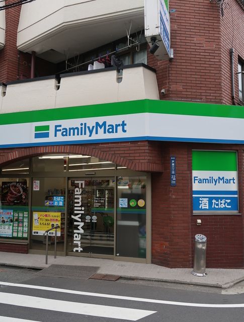 近くのファミリーマート戸越六丁目店まで20m（徒歩1分）