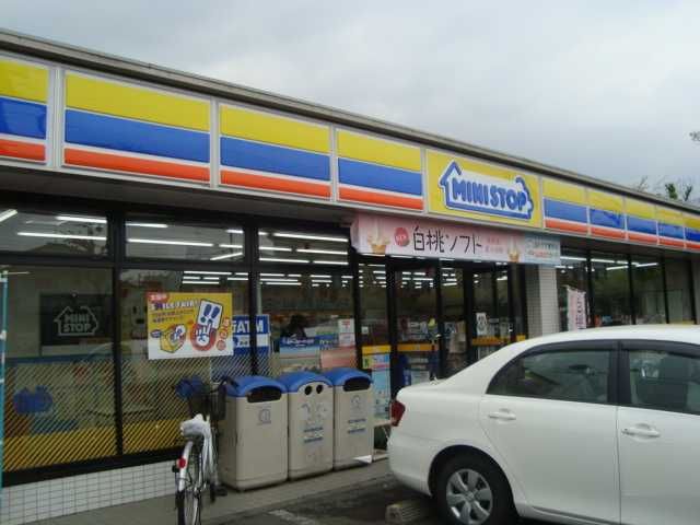 近くのミニストップ日野本町店まで950m（徒歩12分）