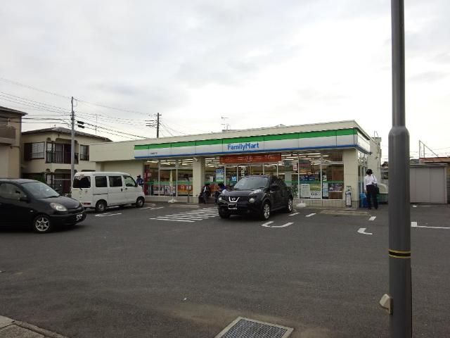 近くのファミリーマート川崎登戸店まで158m（徒歩2分）