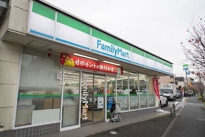 近くのファミリーマート 成田西二丁目店まで301m（徒歩4分）