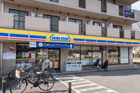 近くのミニストップ 杉並成田西店まで608m（徒歩8分）