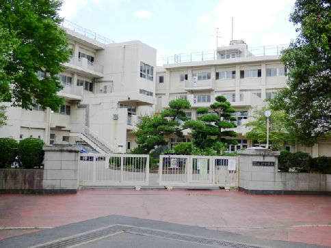 近くの所沢市立北野中学校まで1,955m（徒歩25分）