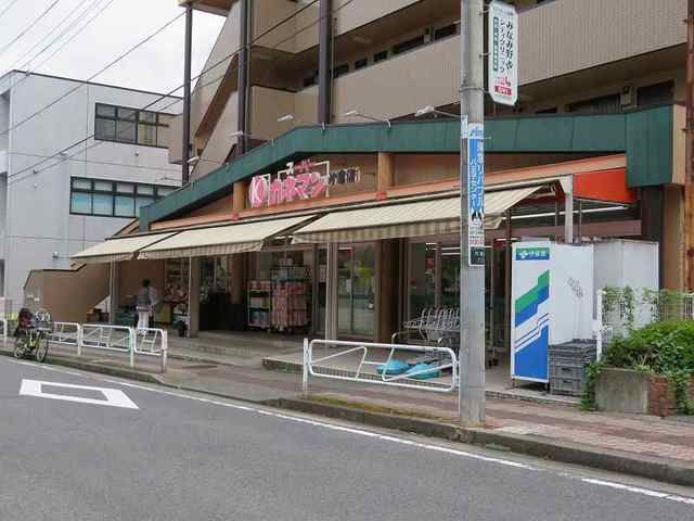 近くのスーパーカネマンまで800m（徒歩10分）