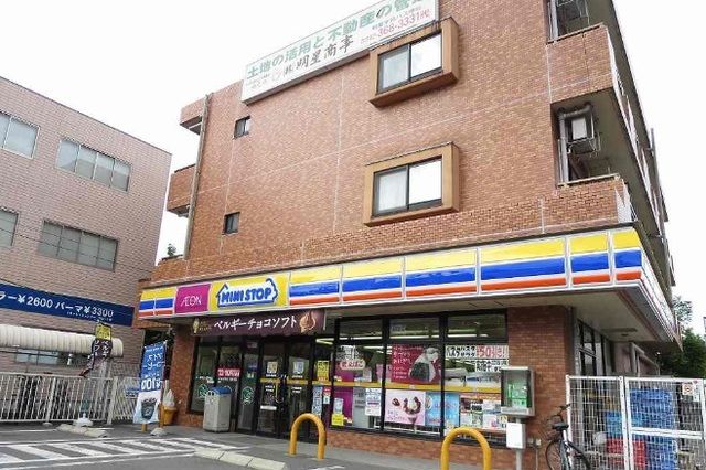 近くのミニストップまで700m（徒歩9分）